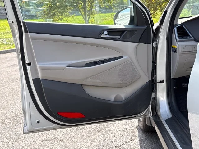 Used 2017 Molten Silver Hyundai SE image 21