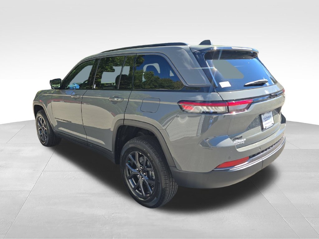 New 2027 Gray Jeep Laredo Altitude image 3