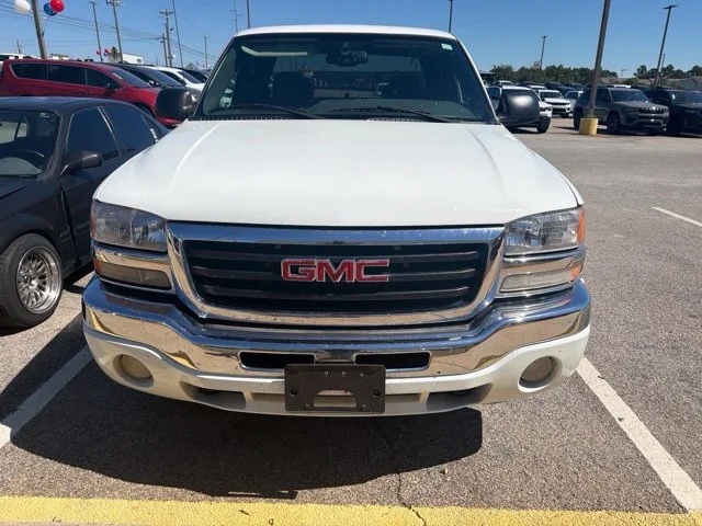 Used 2004 White GMC SLE image 3