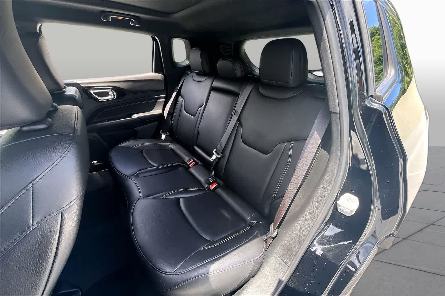Used 2024 Diamond Black Crystal Pearlcoat Jeep Limited image 20