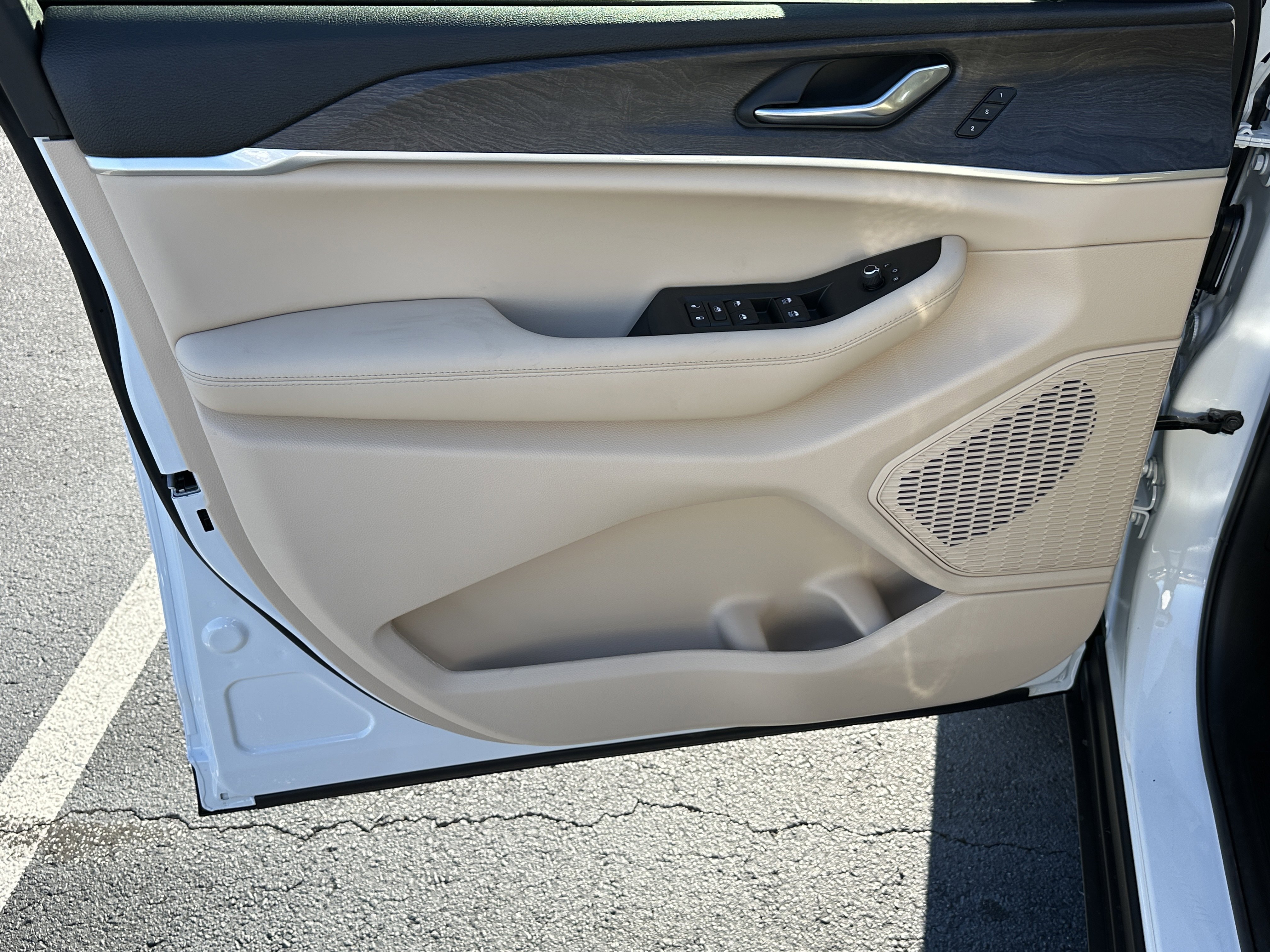 New 2025 Bright White Clear-Coat Exterior Paint Jeep Limited image 11