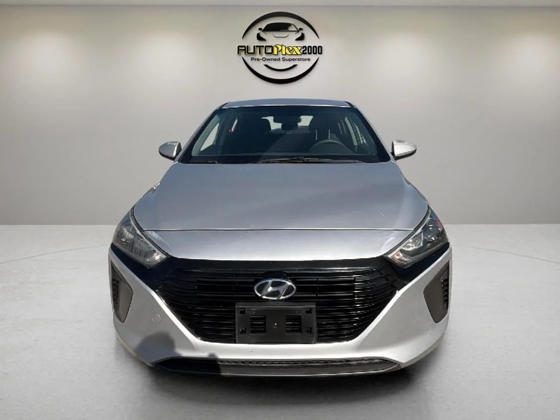 Used 2018 Silver Hyundai Blue image 2