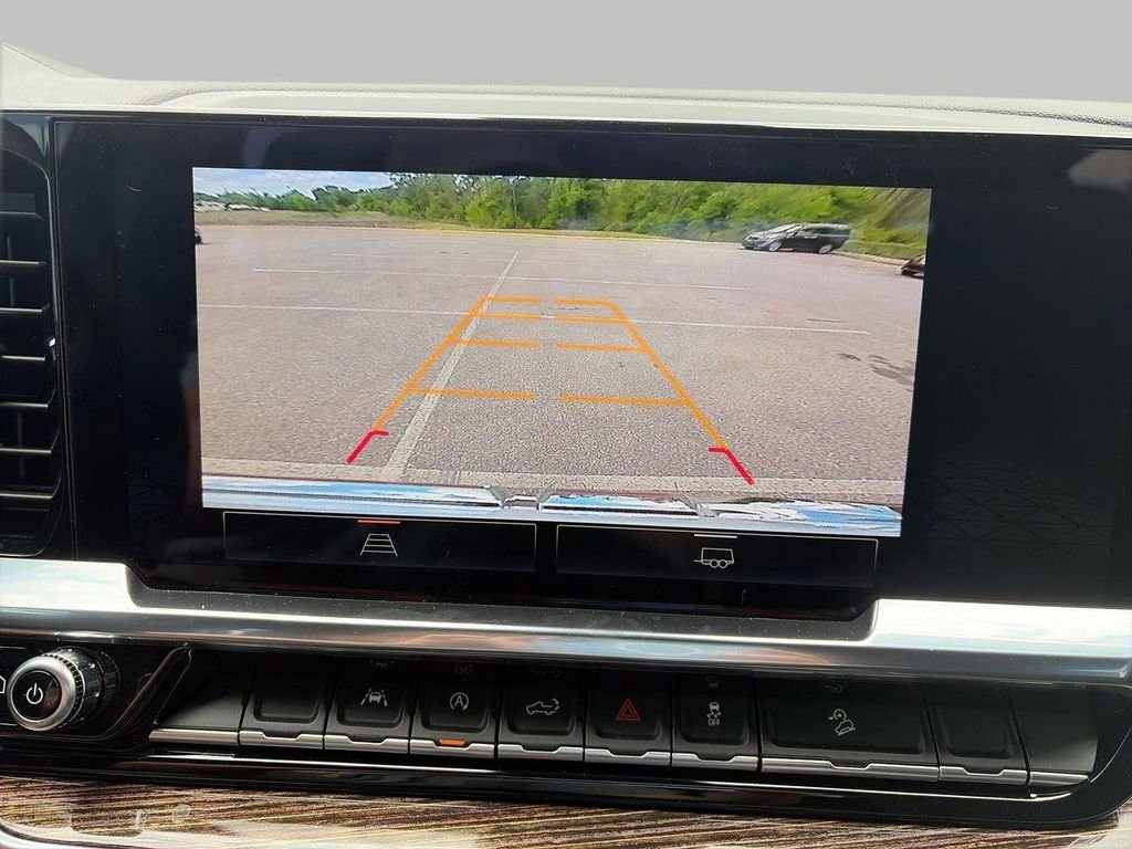 Used 2025 White GMC Elevation image 21