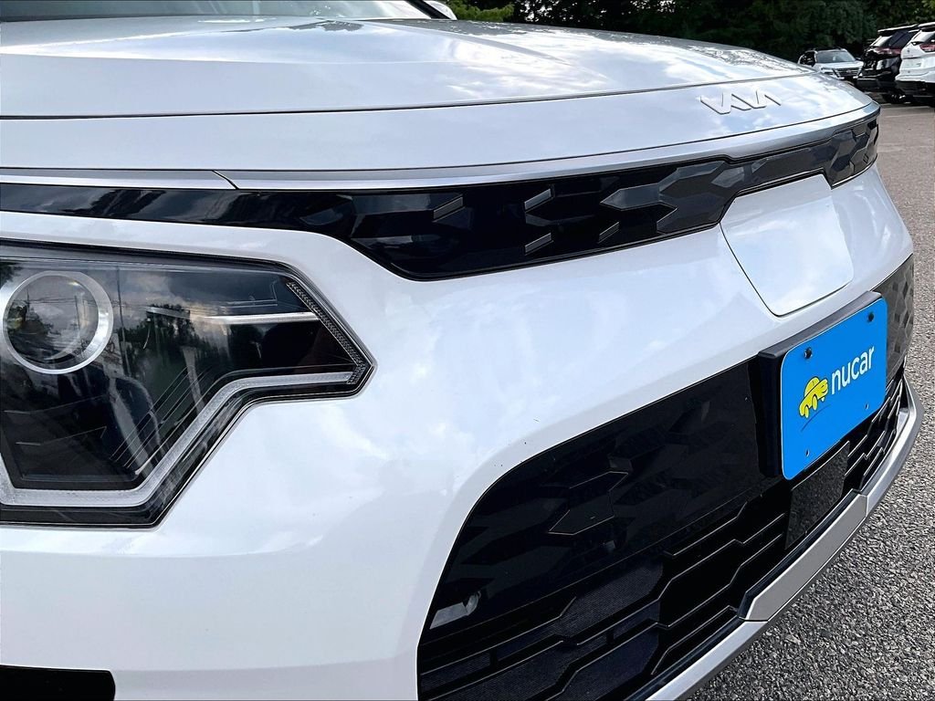 Used 2024 White Kia Wind image 30
