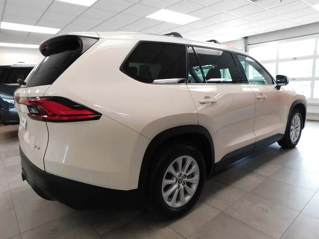 Used 2024 Cream Toyota XLE image 4