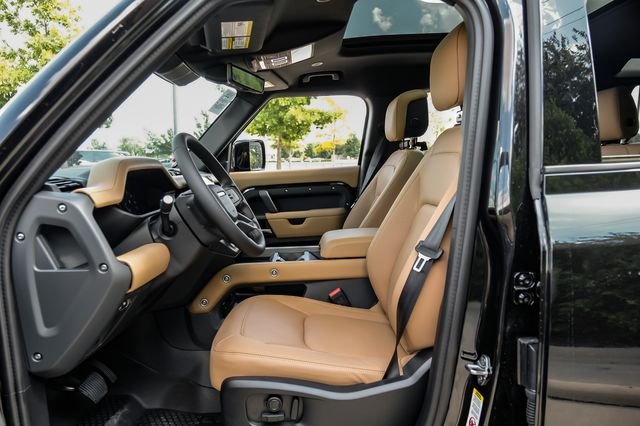 New 2026 Santorini Black Land Rover X-Dynamic SE image 4