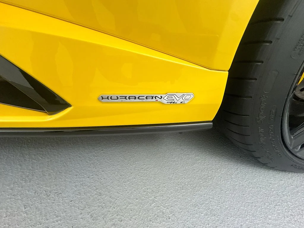 Used 2020 Giallo Inti Pearl Lamborghini  image 25