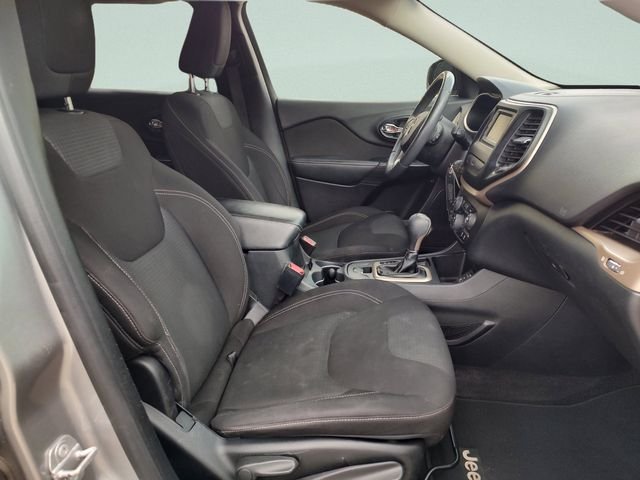 Used 2016 Silver Jeep Latitude image 28