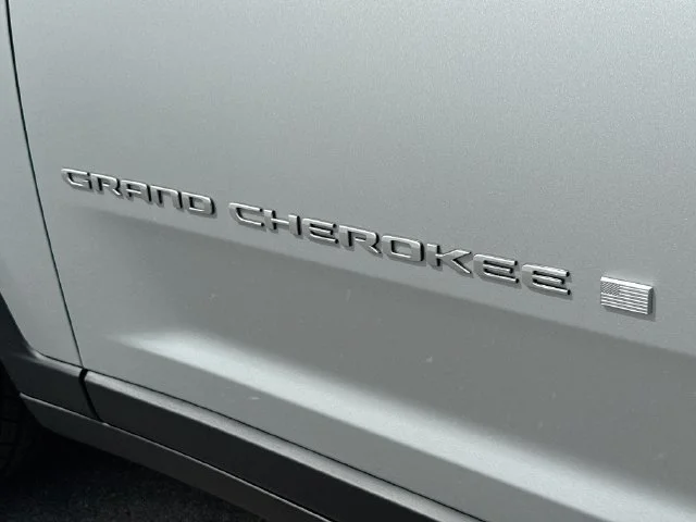 New 2026 Silver Zynith Exterior Paint Jeep Laredo image 19