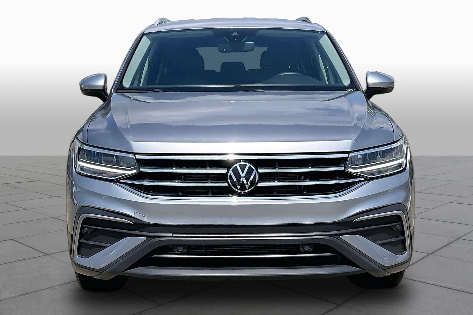 Used 2024 Pyrite Silver Metallic Volkswagen SE image 4