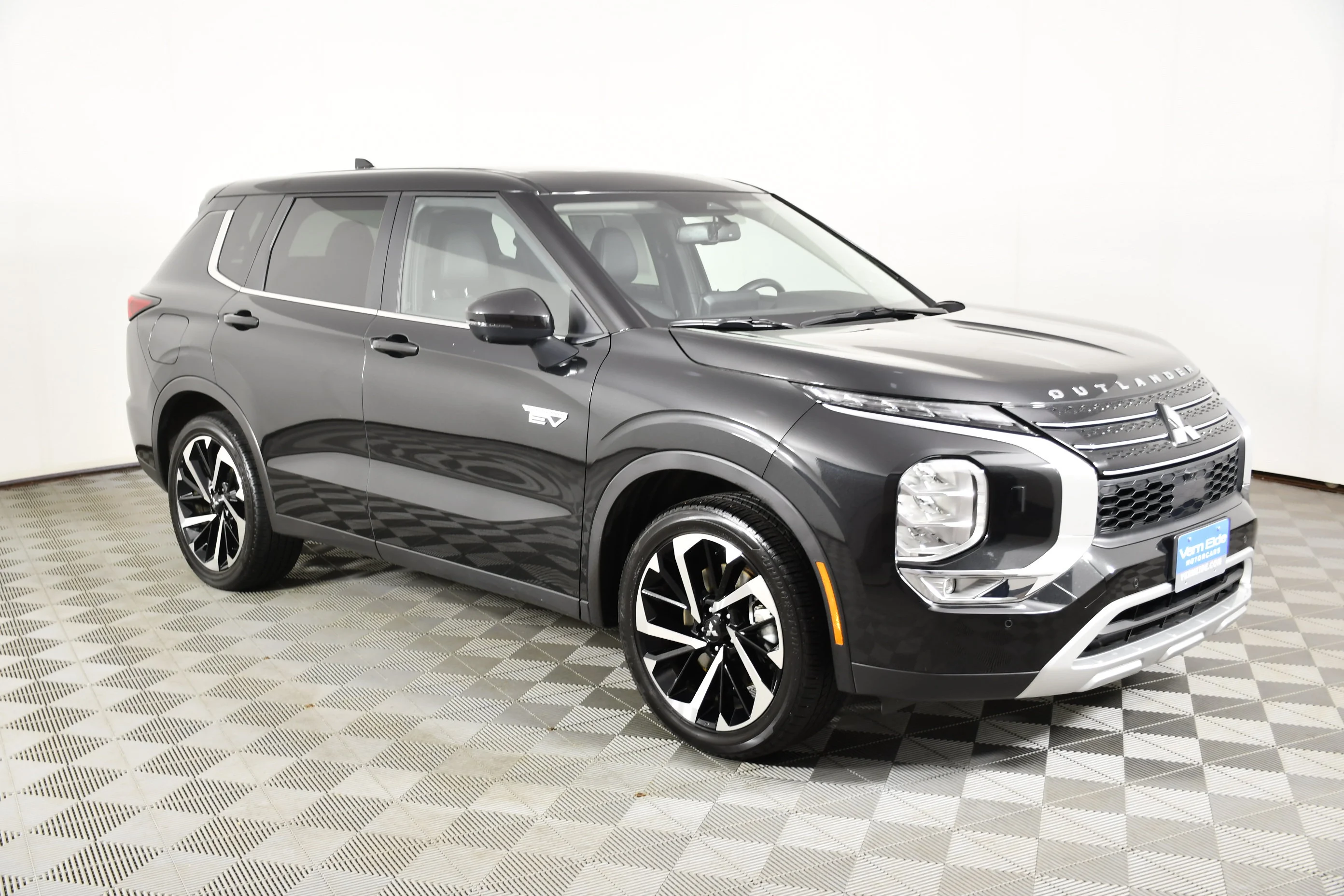 Certified Used 2025 Black Diamond Mitsubishi SE image 4