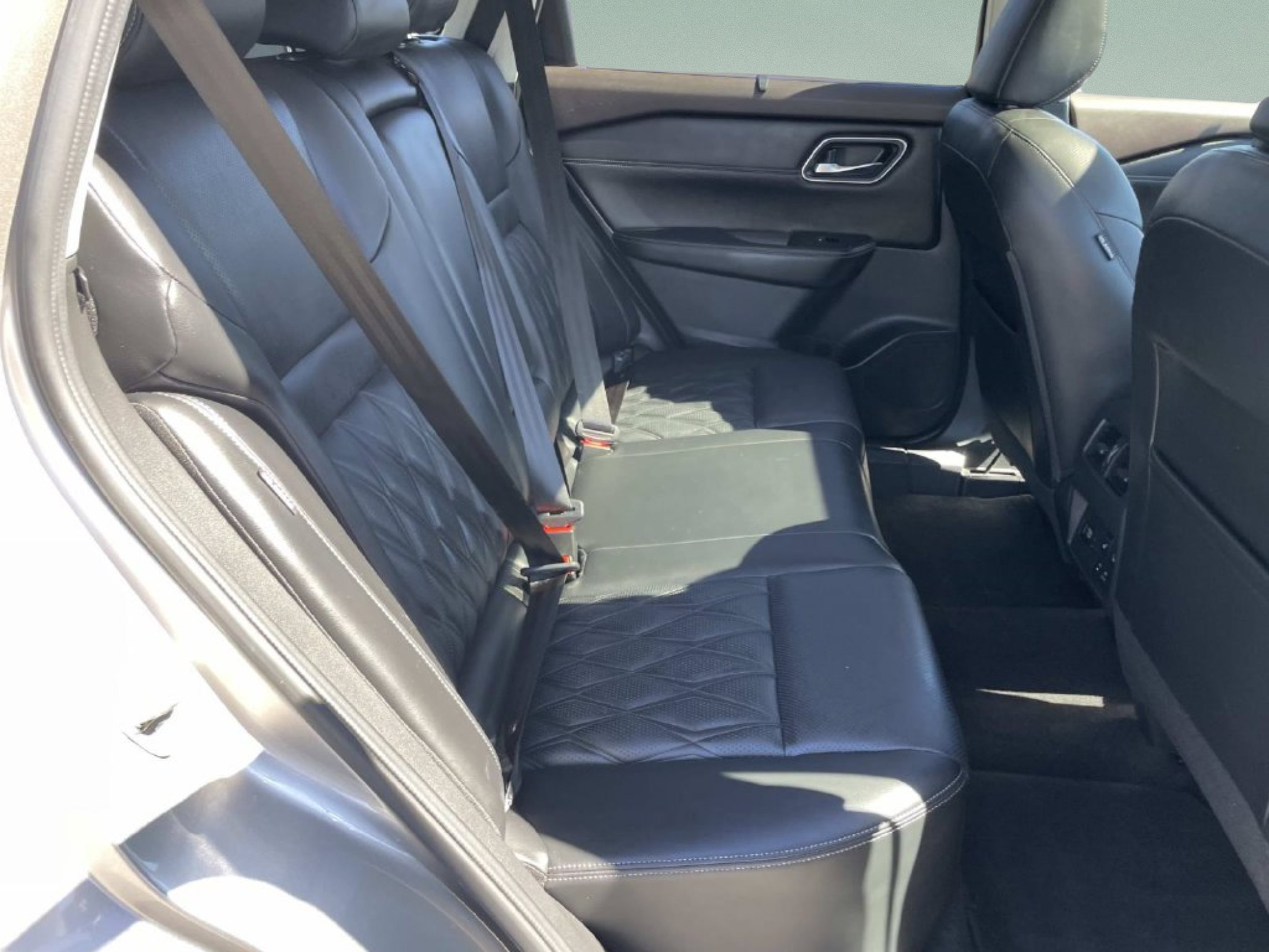 Used 2022 Gold Nissan Platinum image 16