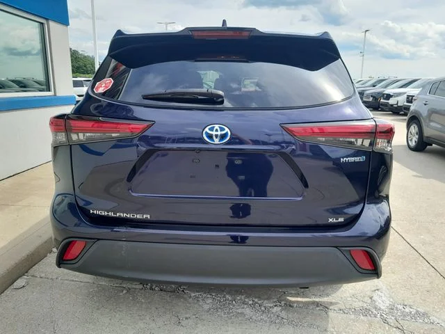 Used 2021  Toyota XLE image 6