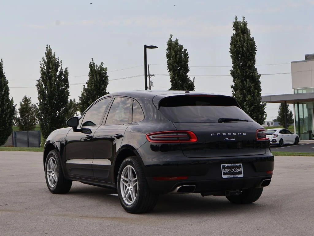Used 2018  Porsche Base image 5