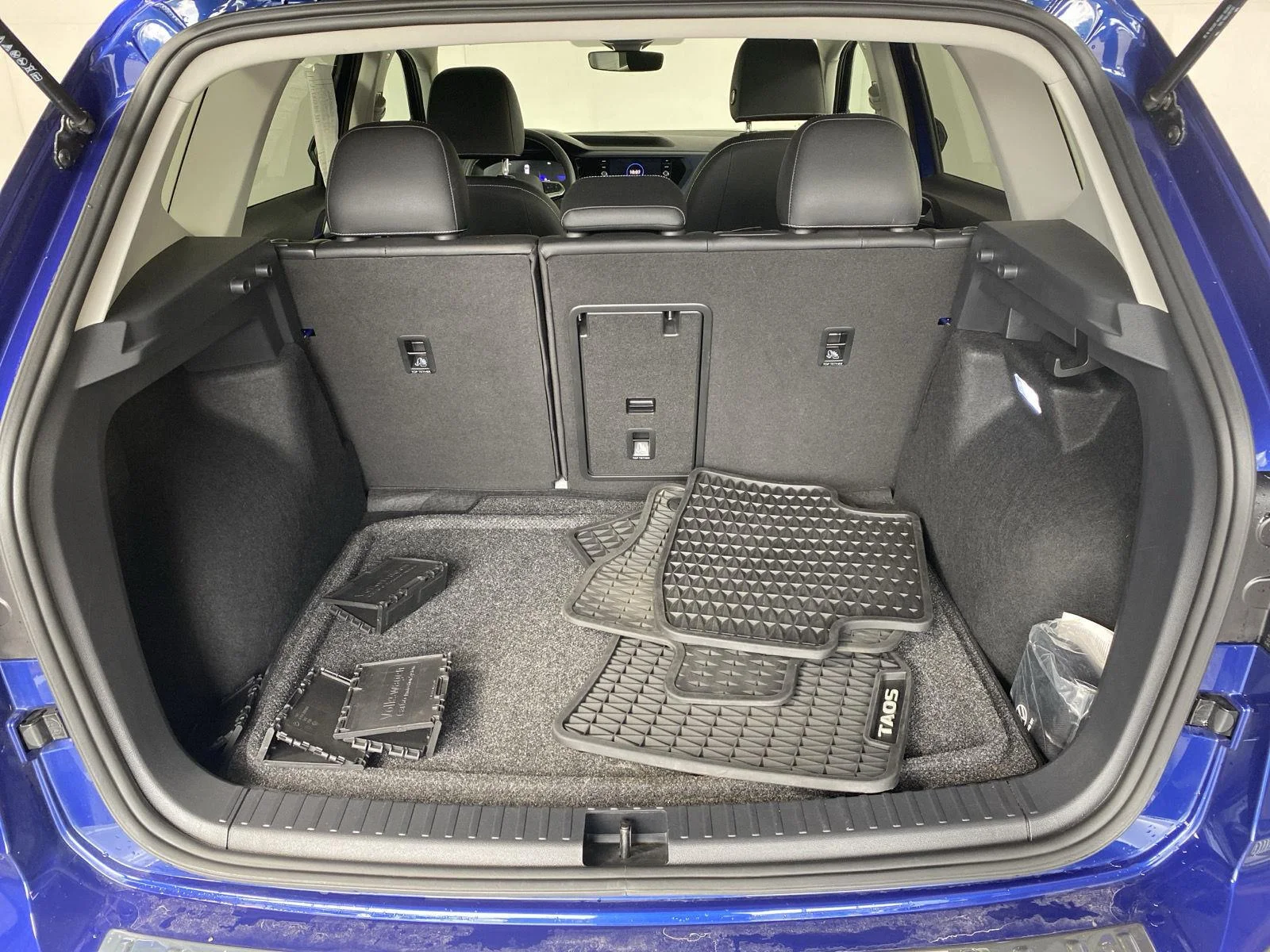 Used 2024 Dusk Blue Metallic Volkswagen SE image 18
