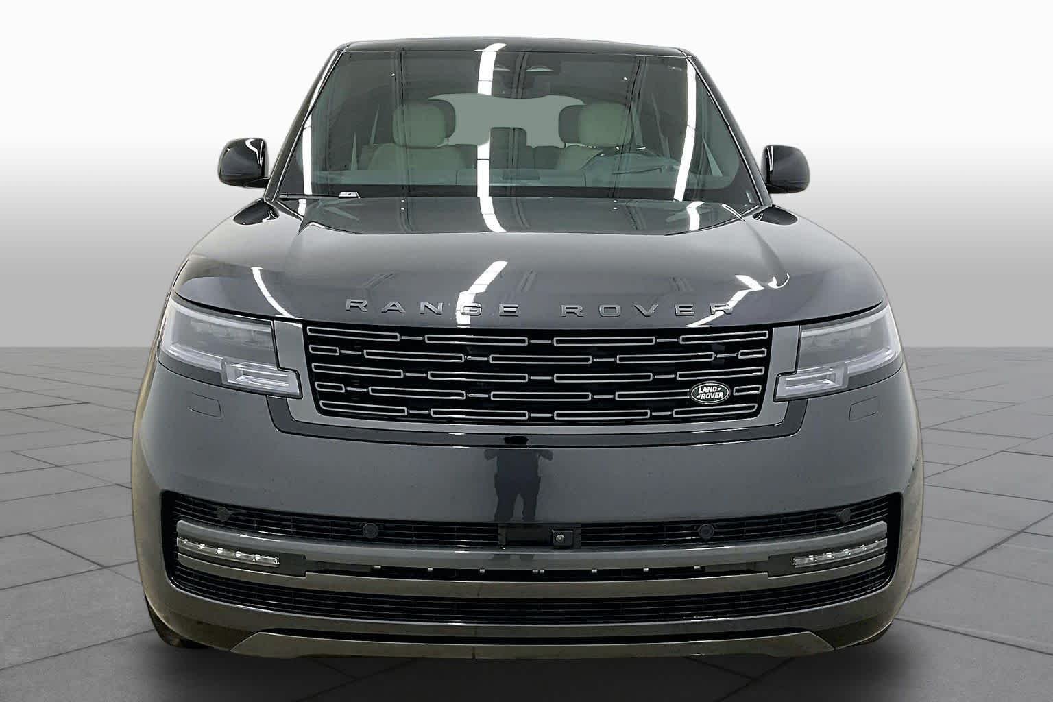 Used 2025 Carpathian Grey Premium Metallic Land Rover SE image 4