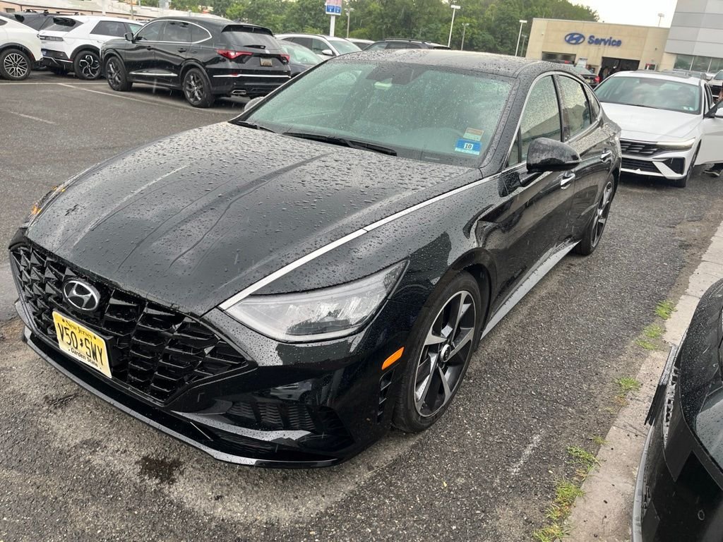 Used 2021 Black Hyundai SEL Plus image 2