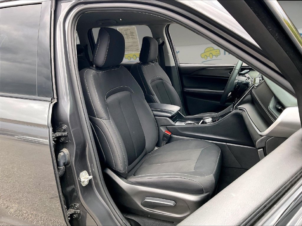 Used 2023 Metallic Jeep Laredo image 10