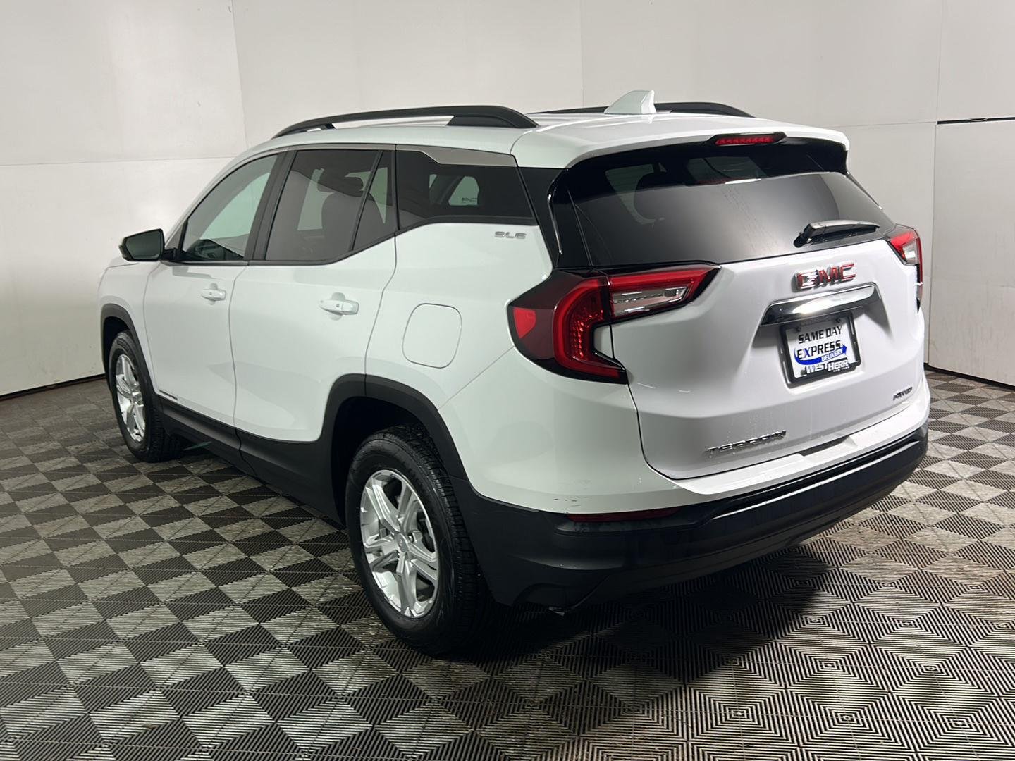 Used 2023 Summit White GMC SLE image 9