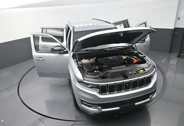 Used 2023 Silver Jeep Base image 31