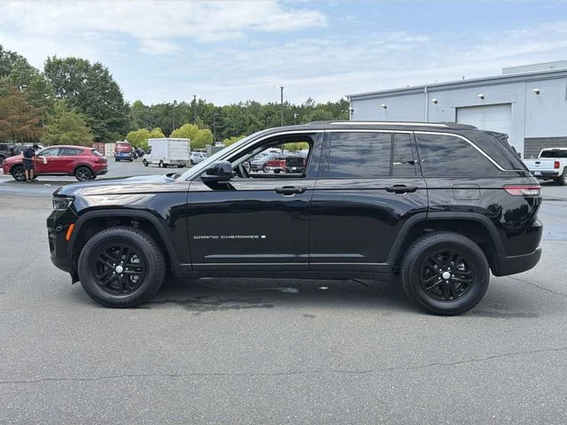 Used 2023 Black Jeep Laredo image 10