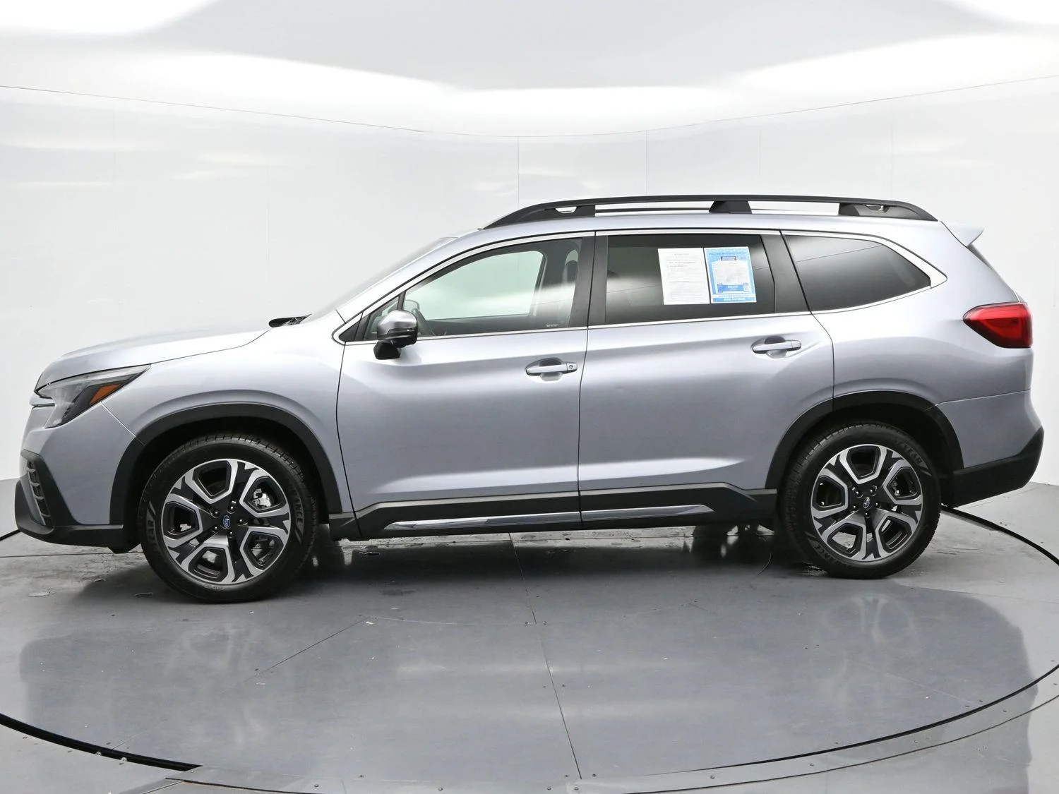 Used 2023 Ice Silver Metallic Subaru Limited image 4