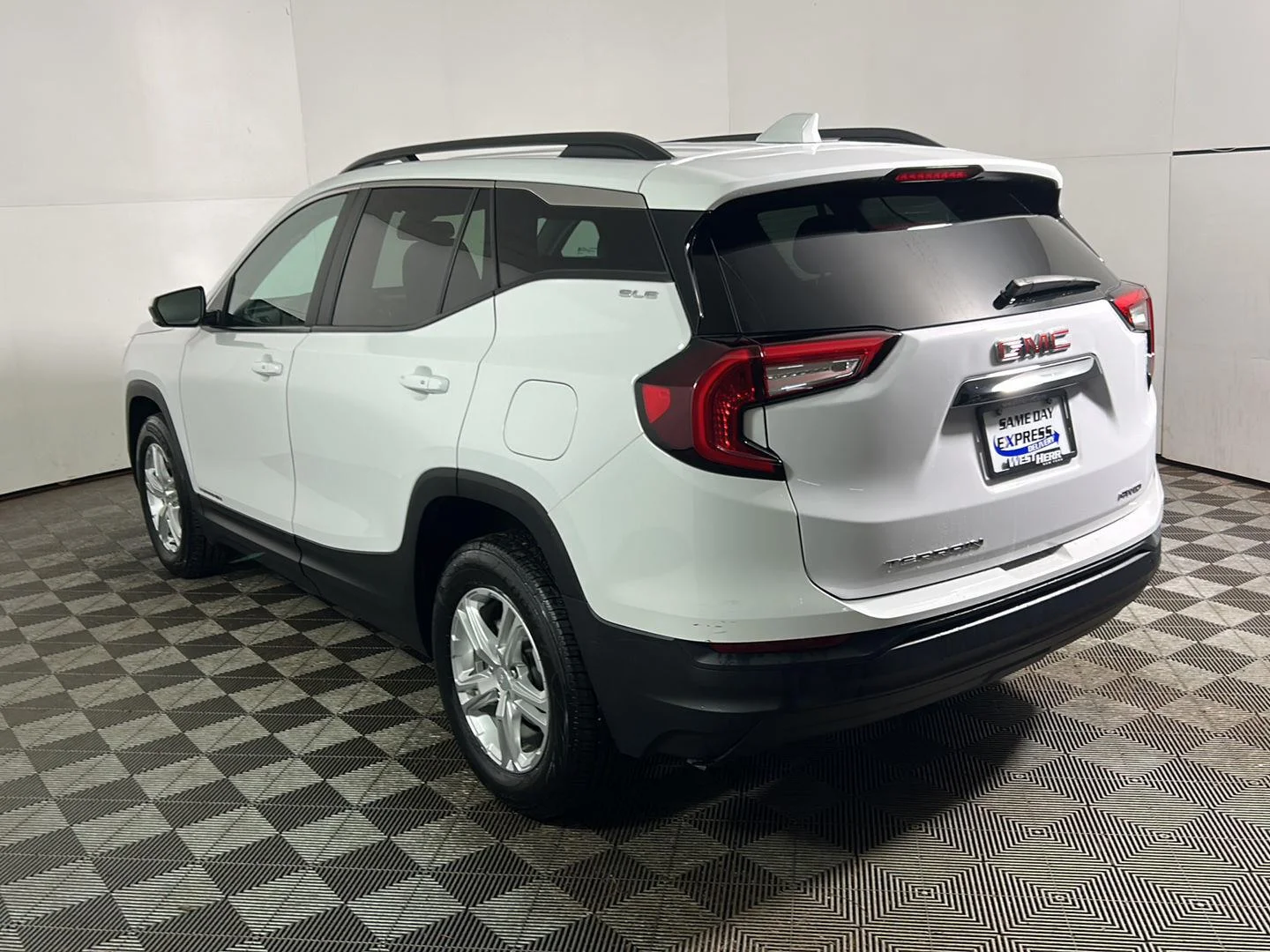 Used 2023 Summit White GMC SLE image 9