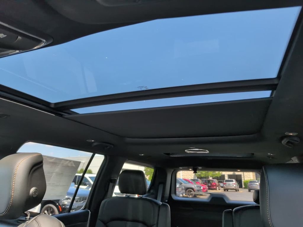 New 2026 Bright White Clear-Coat Exterior Paint Jeep  image 23