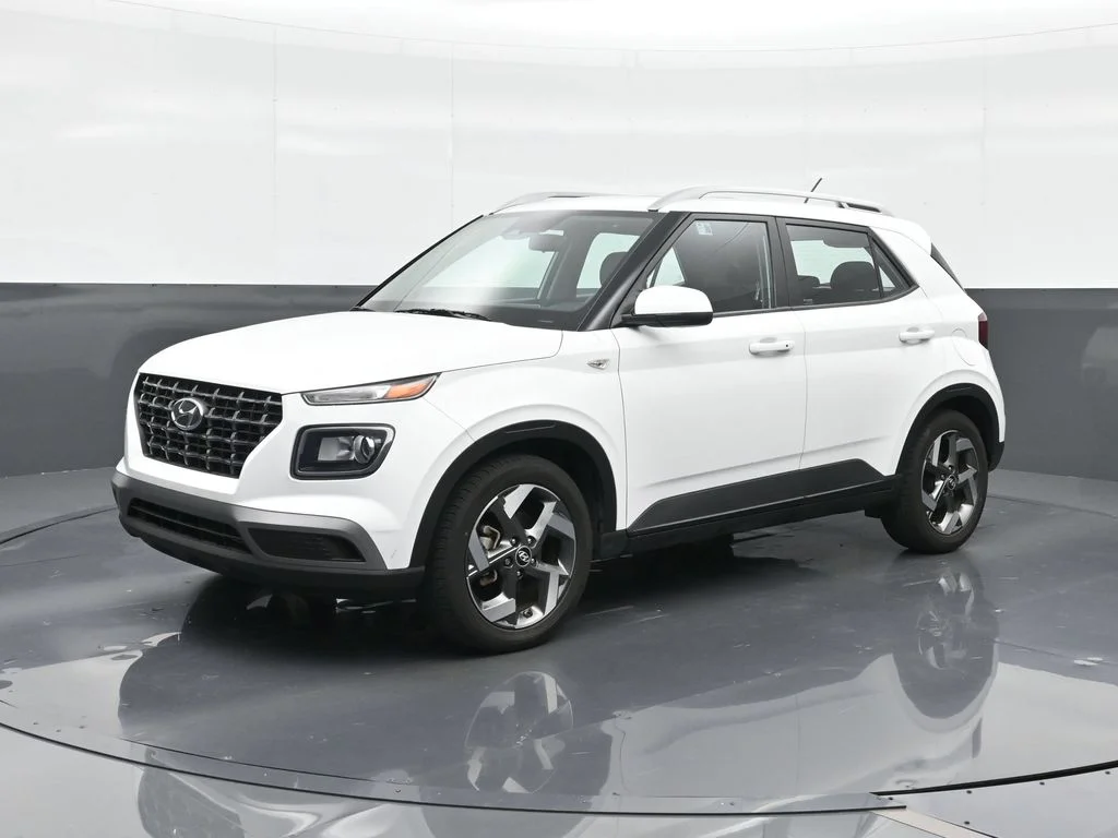 Used 2024 White Hyundai SEL image 1