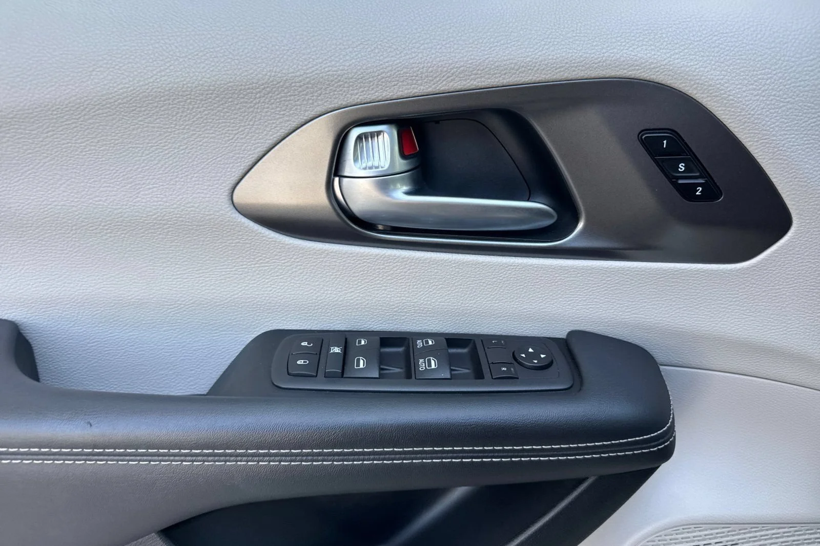 2024 Chrysler Pacifica Touring L - Photo 10
