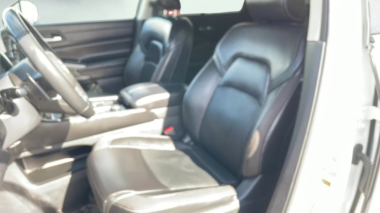 Used 2022 White Nissan SL image 17