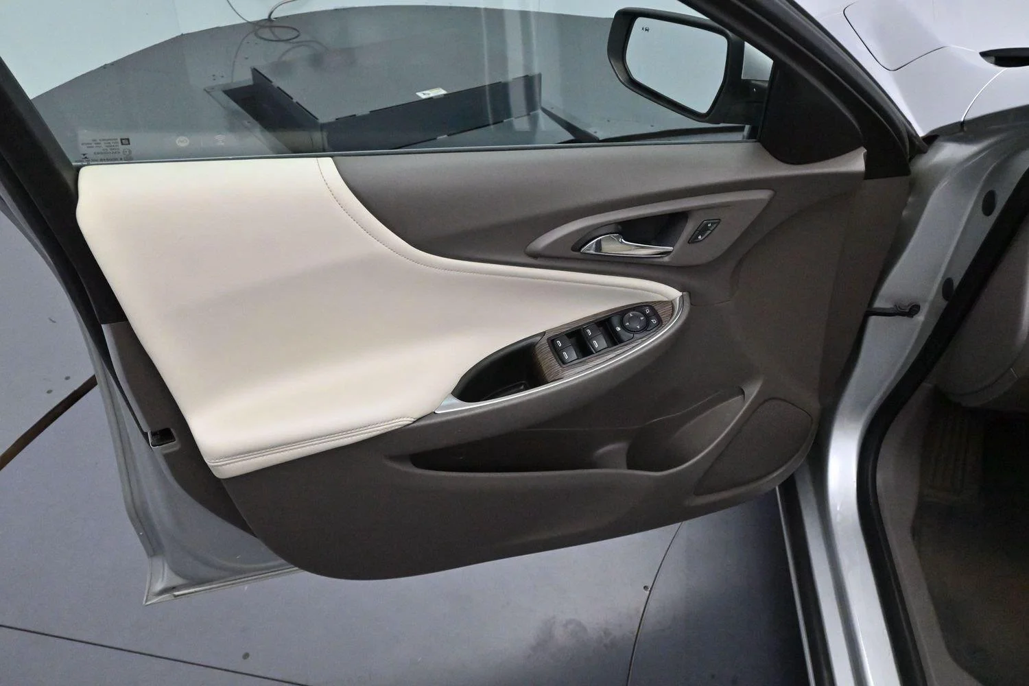 Used 2020 Silver Ice Metallic Chevrolet LT image 9
