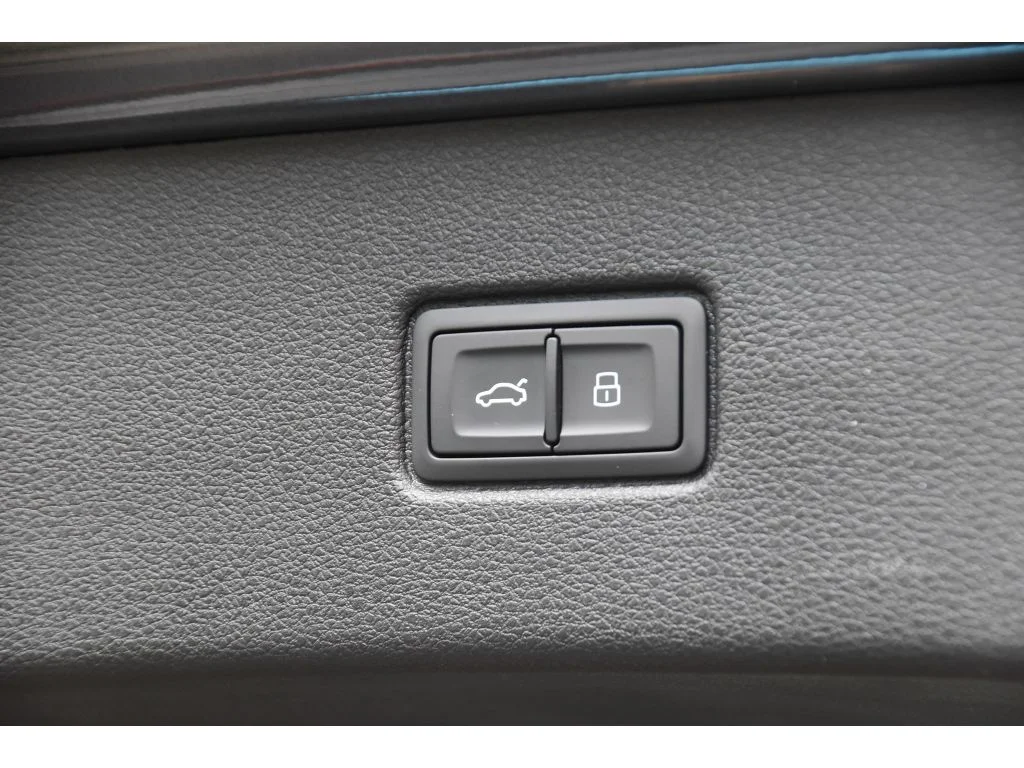 Used 2025 Gry Audi Premium Plus image 25