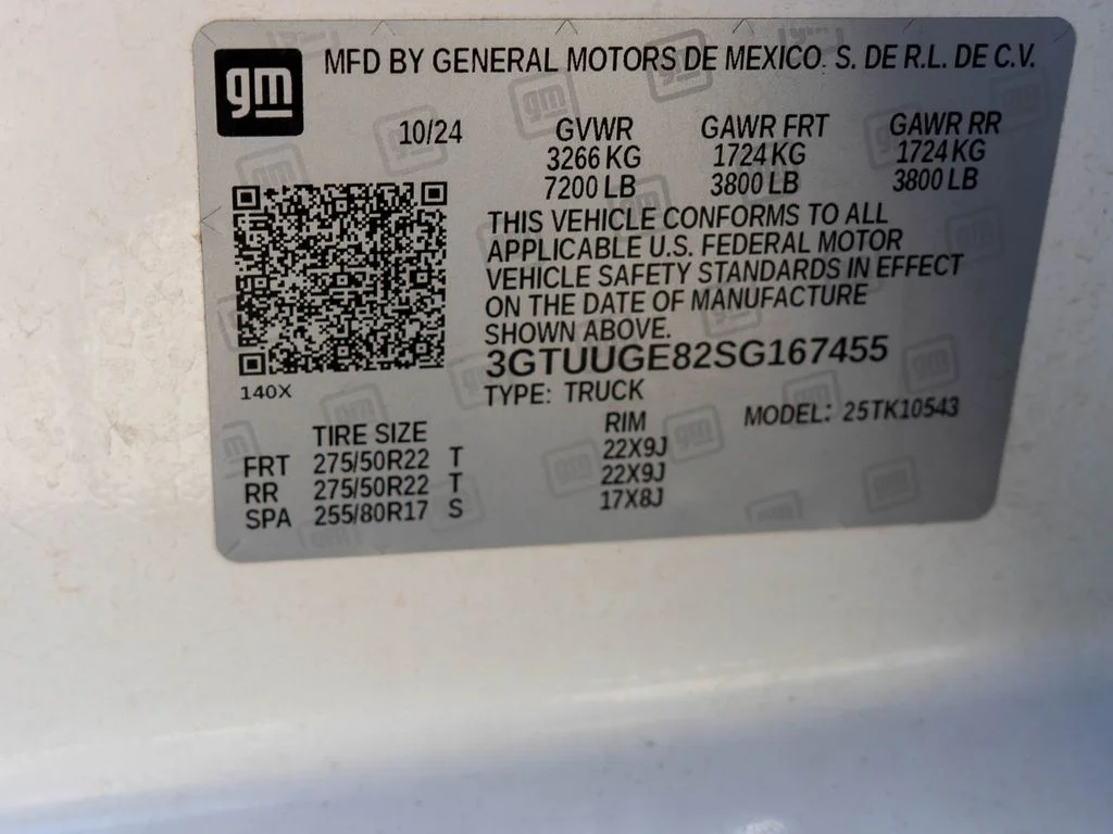 Used 2025 White GMC Denali image 41
