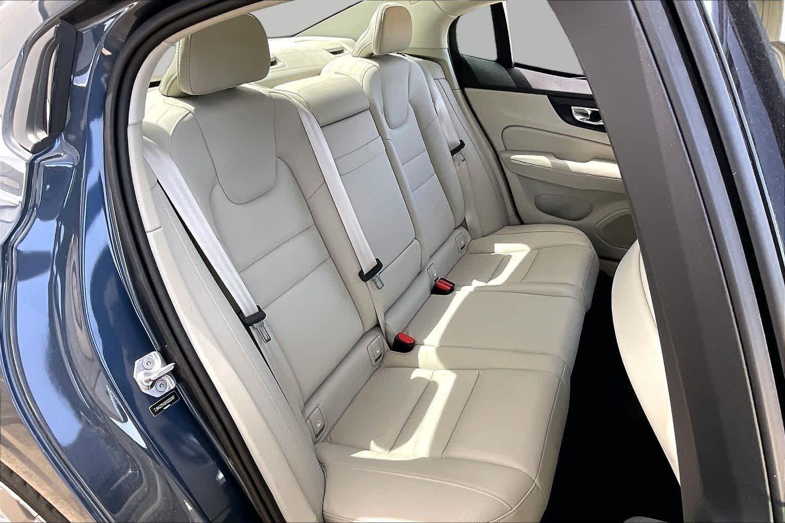 Used 2019 Denim Blue Metallic Volvo Momentum image 20