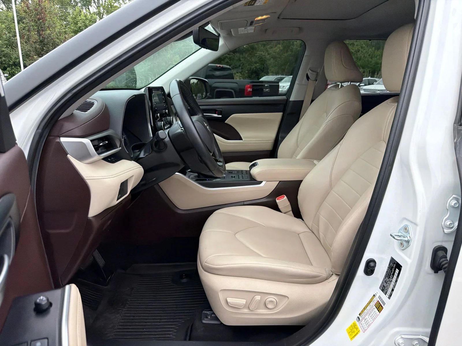 Used 2021 White Toyota XLE image 11