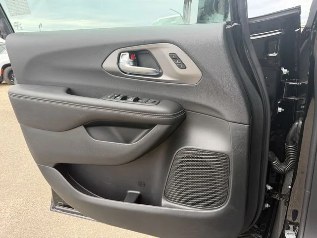 New 2026 Diamond Black Crystal Pearl-Coat Exterior Paint Chrysler Select image 13
