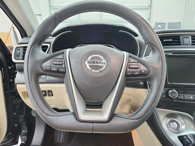 Used 2022 Black Nissan Platinum image 25