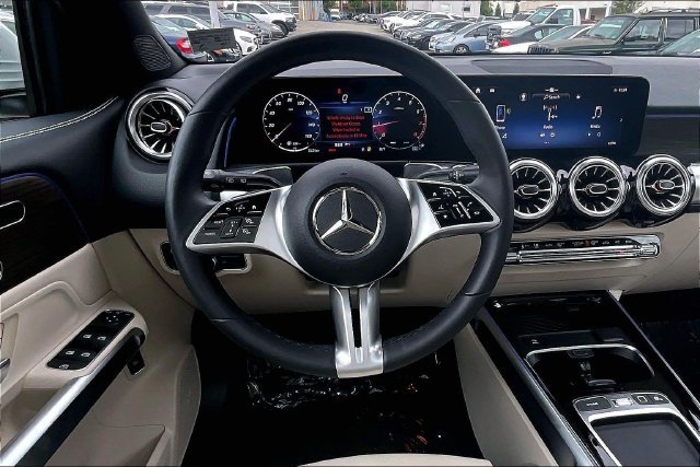 Used 2026 White Mercedes-Benz GLB 250 image 4