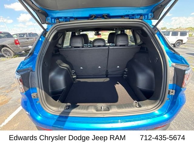New 2026 Hydro Blue Pearl-Coat Exterior Paint Jeep Latitude image 22