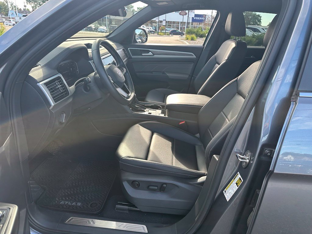 Certified Used 2023  Volkswagen 2.0T SE w/Technology image 11