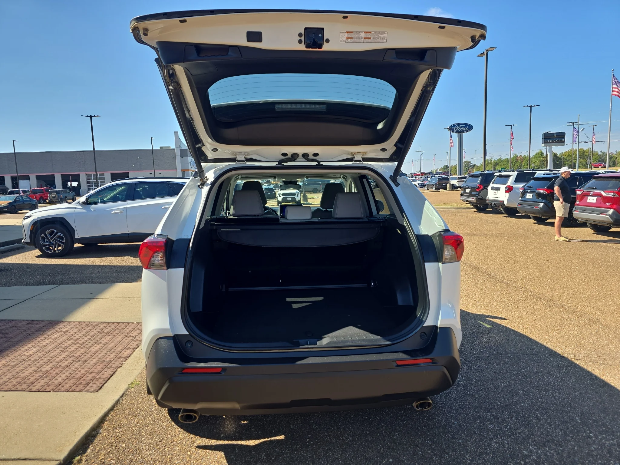 Used 2025 Wind Chill Pearl Toyota XLE Premium image 4