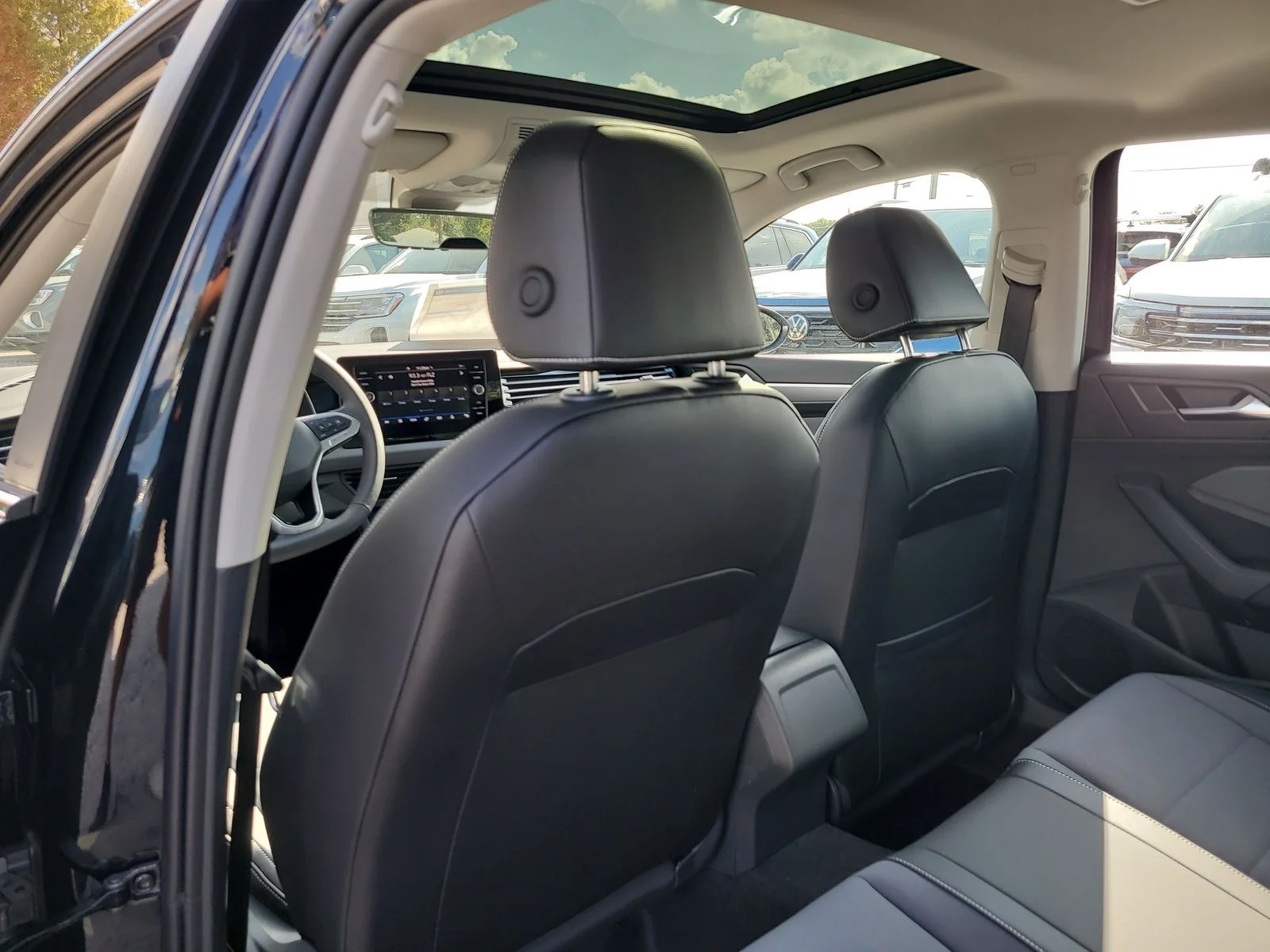 New 2026 Deep Black Pearl Volkswagen 1.5T SE image 13