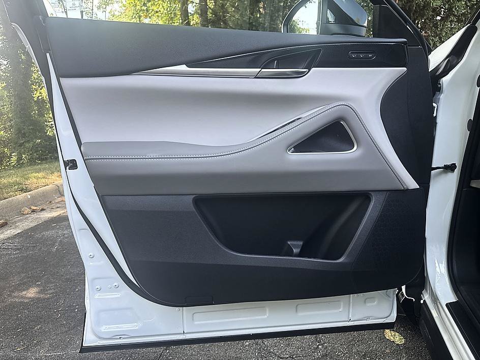New 2027 Radiant White/Black Obsidian INFINITI SPORT image 9