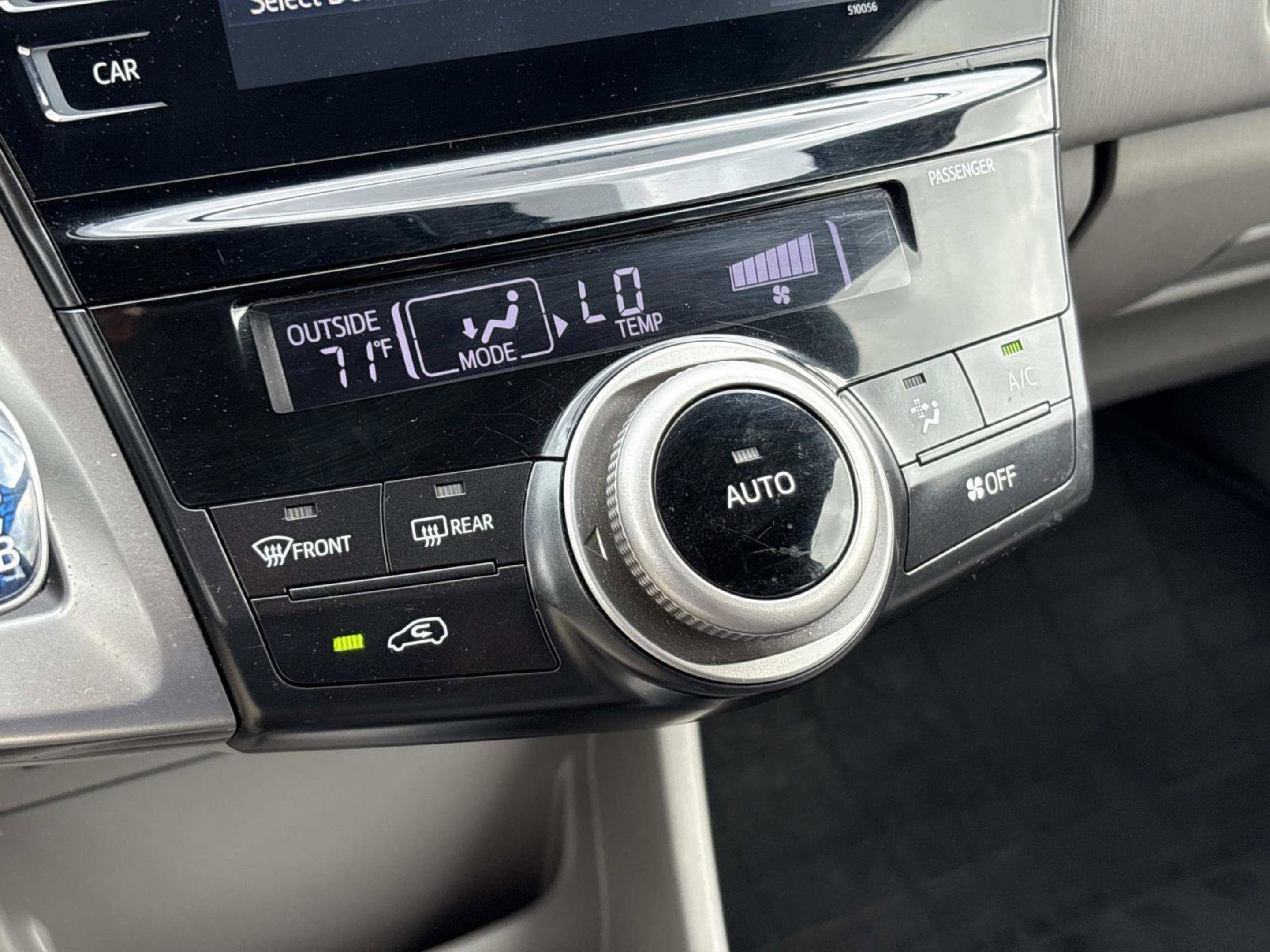 2016 Toyota Prius v Five - Photo 32