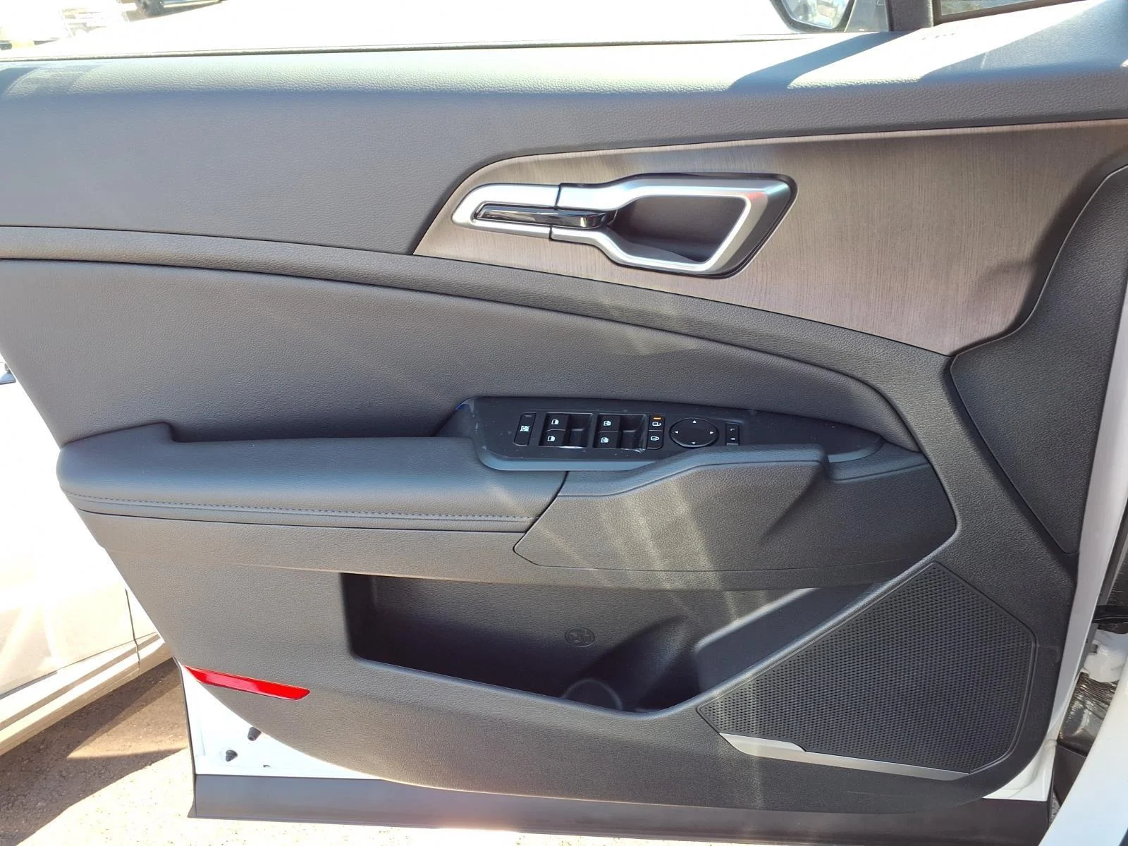 New 2027 Glacial White Pearl / Black Ro Kia X-Line image 11