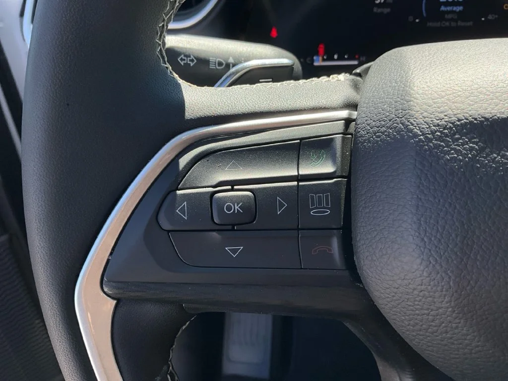 Used 2023 White Jeep Laredo image 28