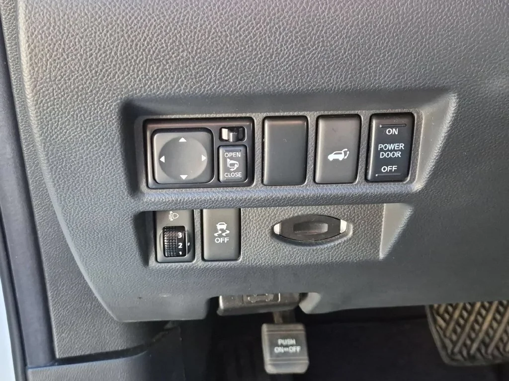 Used 2017 White INFINITI Base image 17