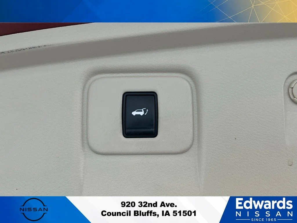 Used 2018 Red Nissan SL image 11