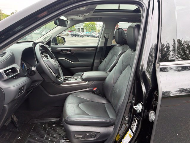 Used 2022 Midnight Black Metallic Toyota Platinum image 14